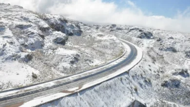 Imagen de un camino nevado y helado en las Altas Cumbres