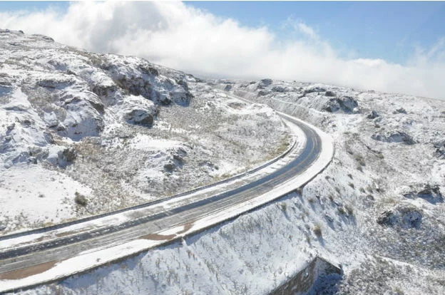 Imagen de un camino nevado y helado en las Altas Cumbres