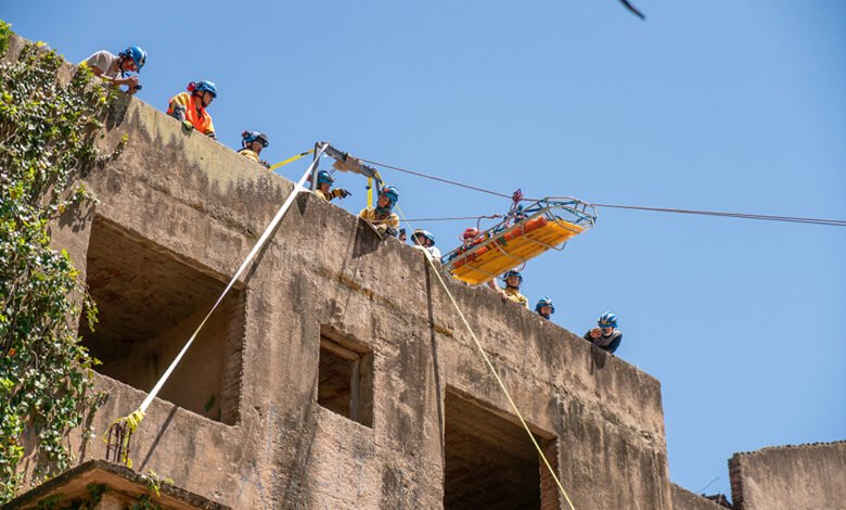 Integrantes de la brigada de rescate de Córdoba preparándose para viajar a Venezuela