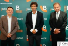 El gobernador Martín Llaryora junto a los nuevos integrantes del directorio de Bancor