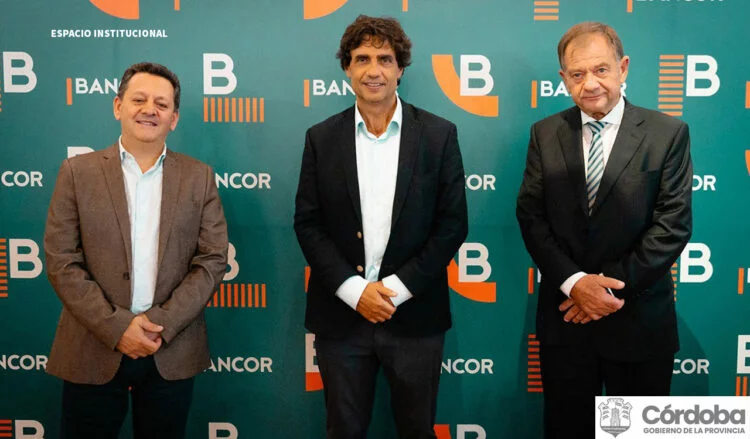 El gobernador Martín Llaryora junto a los nuevos integrantes del directorio de Bancor