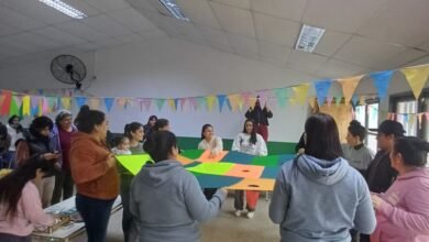 Imagen de estudiantes y familias participando en actividades lúdicas en el Jardín CENI Coronel Olmedo