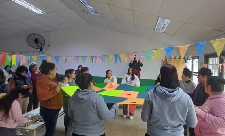 Imagen de estudiantes y familias participando en actividades lúdicas en el Jardín CENI Coronel Olmedo