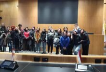 Imagen de los estudiantes participando en el taller de cómics