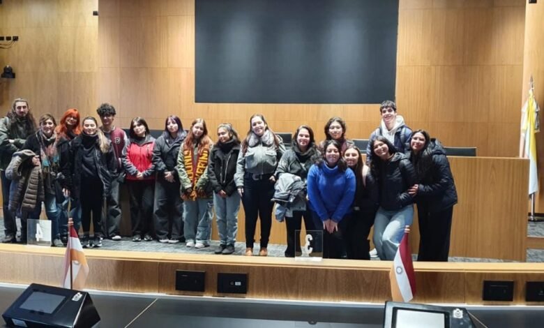 Imagen de los estudiantes participando en el taller de cómics