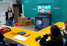Imagen de un grupo de personas aprendiendo inglés en un parque educativo