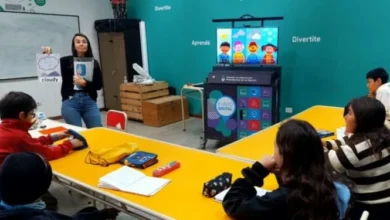 Imagen de un grupo de personas aprendiendo inglés en un parque educativo