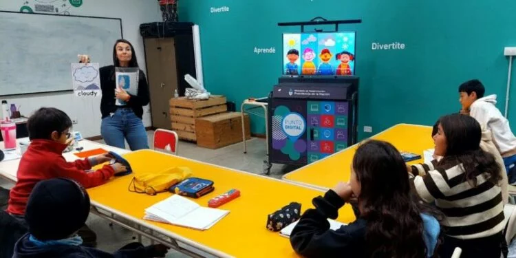 Imagen de un grupo de personas aprendiendo inglés en un parque educativo