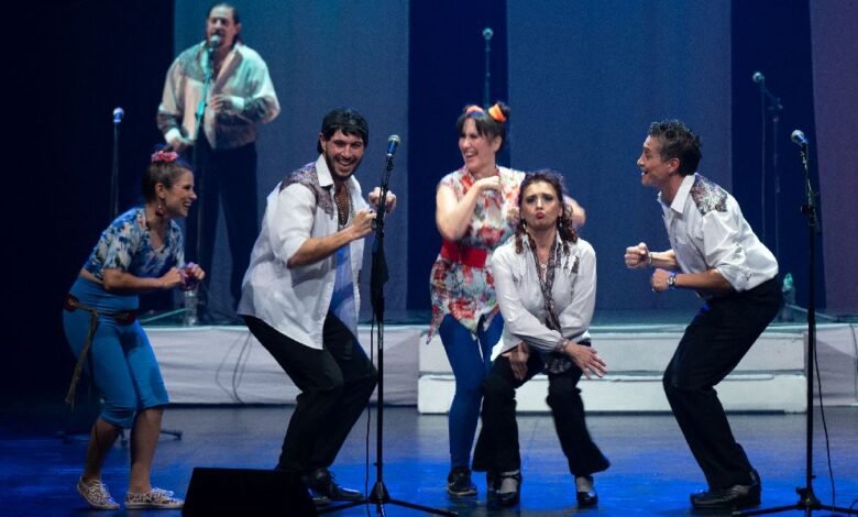 Imagen de una presentación musical de cuarteto en un escenario al aire libre