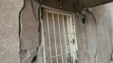 Imagen de una vivienda en el barrio SEP, con una grúa y trabajadores realizando reparaciones