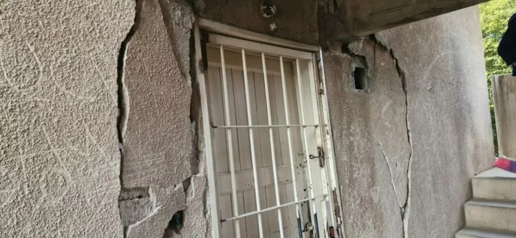 Imagen de una vivienda en el barrio SEP, con una grúa y trabajadores realizando reparaciones