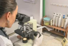 Personal del Laboratorio Central de Atención Primaria trabajando en uno de los laboratorios