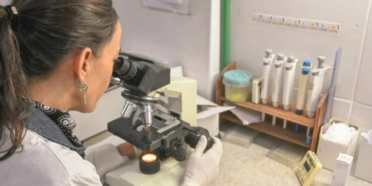 Personal del Laboratorio Central de Atención Primaria trabajando en uno de los laboratorios