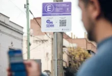 Imagen de un vehículo estacionado con un código QR visible en el parabrisas
