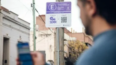 Imagen de un vehículo estacionado con un código QR visible en el parabrisas