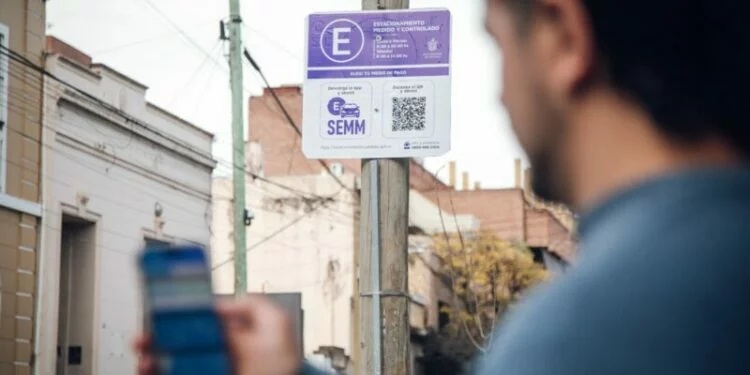 Imagen de un vehículo estacionado con un código QR visible en el parabrisas