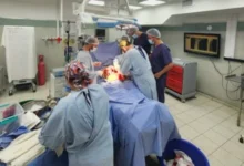 Imagen de un profesional de la salud sonriendo con un paciente después de un trasplante