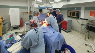 Imagen de un profesional de la salud sonriendo con un paciente después de un trasplante