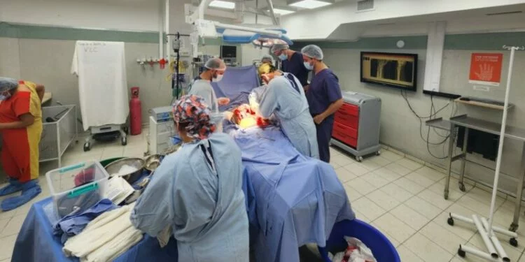 Imagen de un profesional de la salud sonriendo con un paciente después de un trasplante