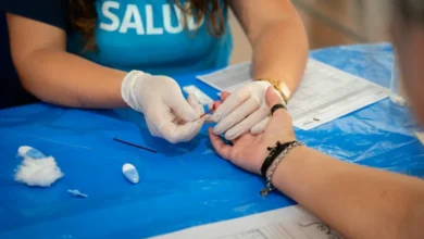 Imagen de una persona realizando un test de VIH