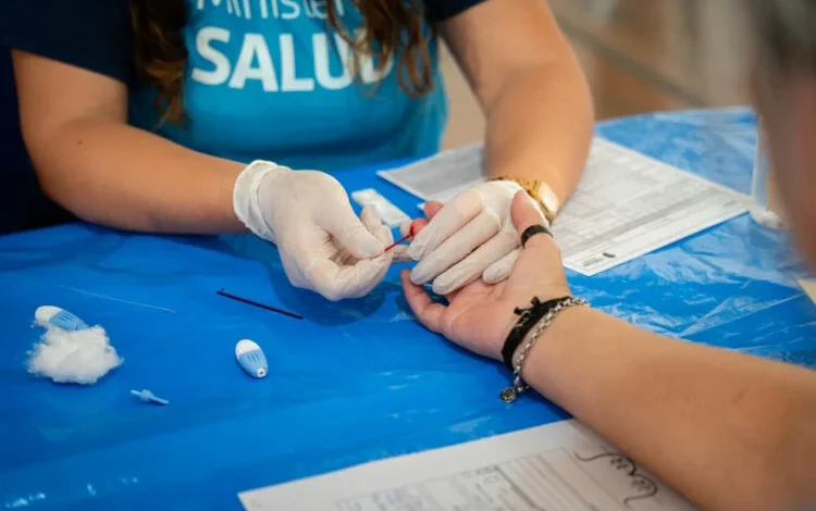 Imagen de una persona realizando un test de VIH