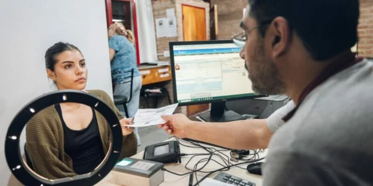 Foto de un Centro de Participación Comunal en Córdoba con personas realizando trámites