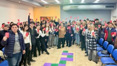 Estudiantes participando en una jornada de sensibilización sobre derechos laborales