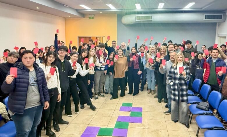 Estudiantes participando en una jornada de sensibilización sobre derechos laborales