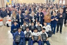 Estudiantes trabajando en un taller de mecánica agrícola