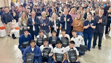Estudiantes trabajando en un taller de mecánica agrícola