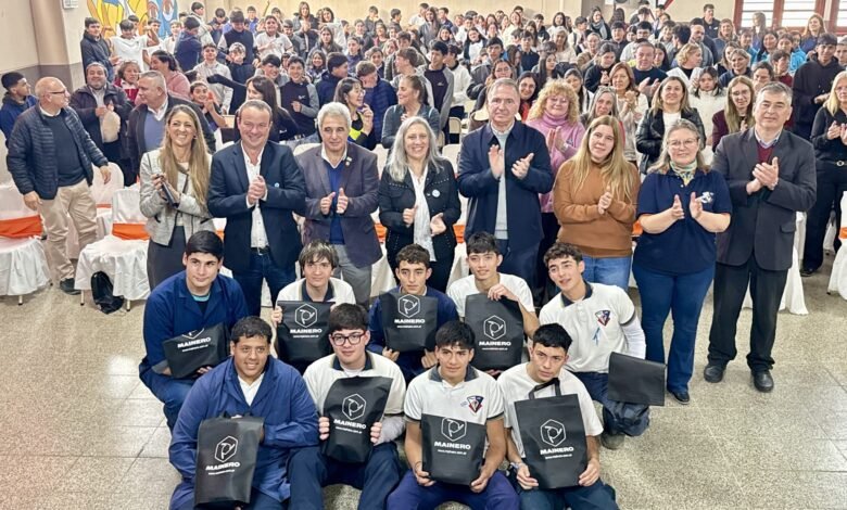 Estudiantes trabajando en un taller de mecánica agrícola