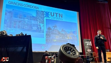 Estudiantes cordobeses con un vehículo de Turismo Carretera