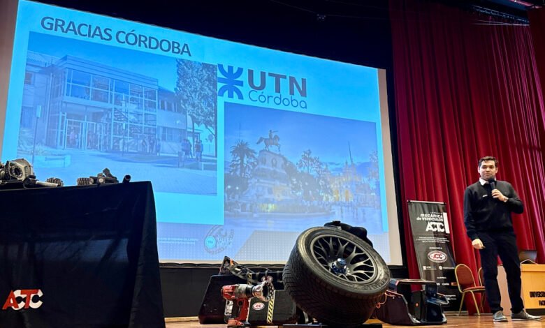 Estudiantes cordobeses con un vehículo de Turismo Carretera