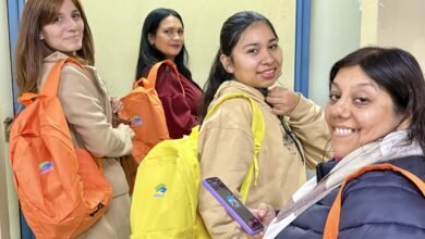 Estudiantes de Enfermería recibiendo mochilas equipadas con instrumental profesional