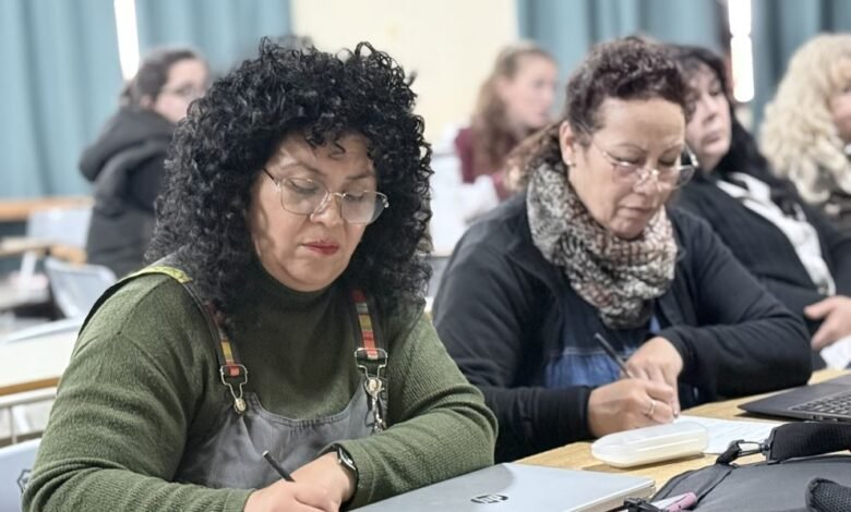 Docentes y estudiantes trabajando juntos en un aula con tecnología