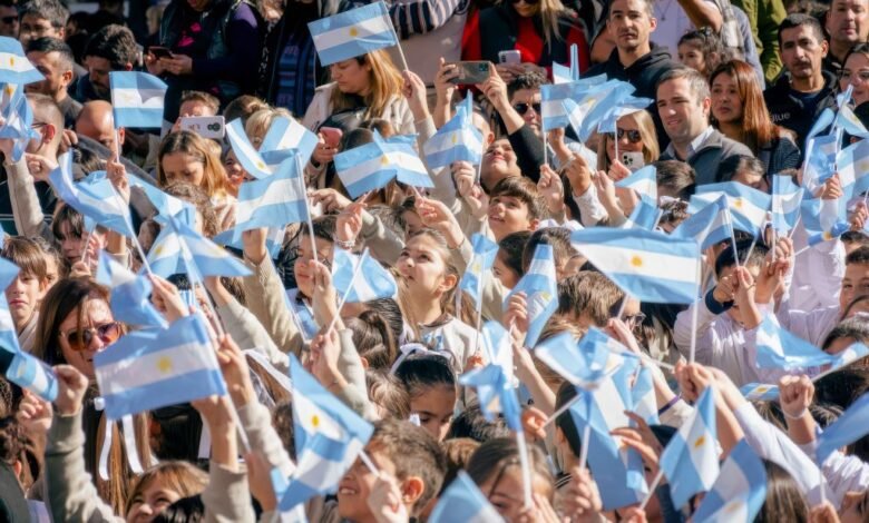 Estudiantes en una escuela de Córdoba viendo un partido de fútbol
