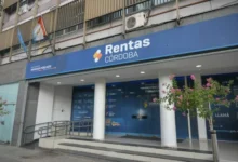 Imagen de un edificio gubernamental en Córdoba, con personas realizando trámites