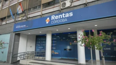 Imagen de un edificio gubernamental en Córdoba, con personas realizando trámites