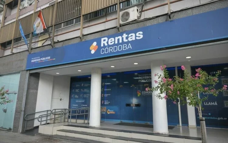 Imagen de un edificio gubernamental en Córdoba, con personas realizando trámites