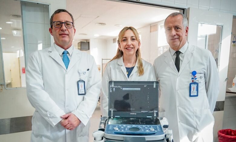 Imagen del nuevo ecógrafo portátil en la Unidad de Terapia Intensiva del Hospital Córdoba