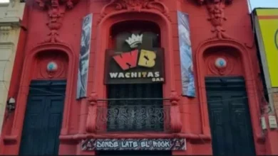 Edificio del bar Wachitas en Córdoba con faja de clausura