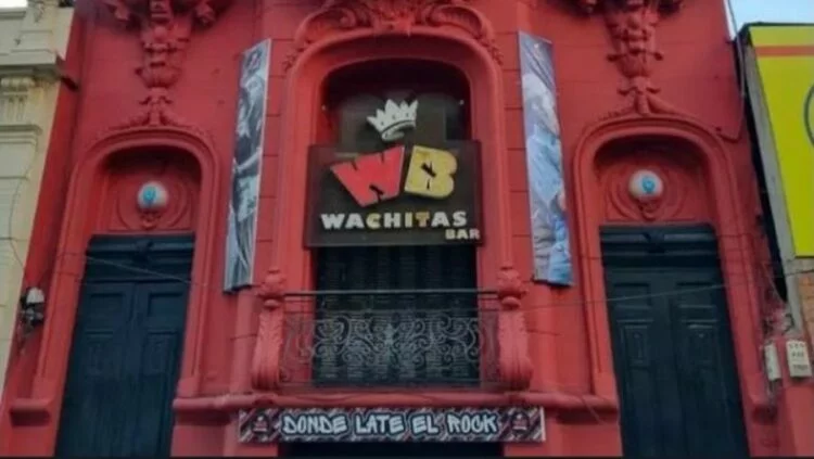 Edificio del bar Wachitas en Córdoba con faja de clausura
