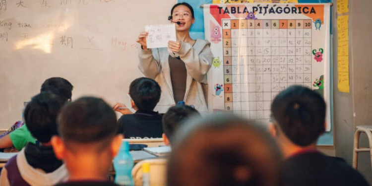 Estudiantes de una escuela secundaria de Córdoba participan en una clase de chino mandarín