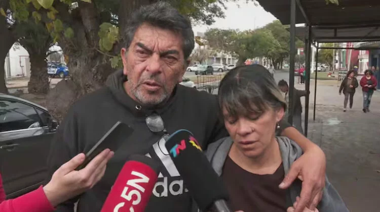 Familiares y amigos de Agostina Vega durante la movilización en Córdoba