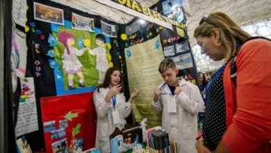 Imagen de estudiantes y docentes participando en la Feria de Ciencias de Córdoba