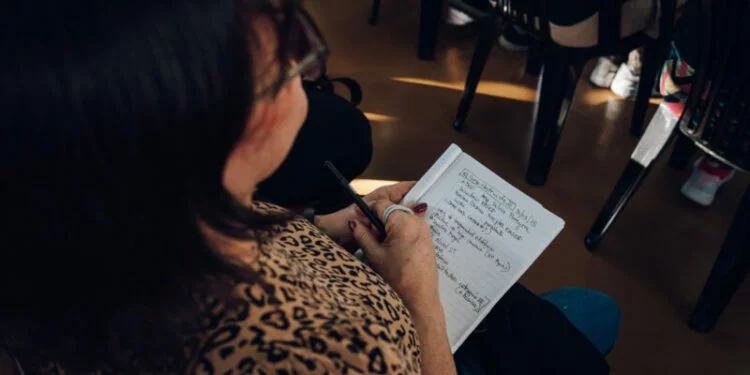 Imagen de una persona en un curso de capacitación laboral