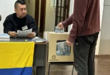 Imagen de una urna electoral con la bandera de Colombia