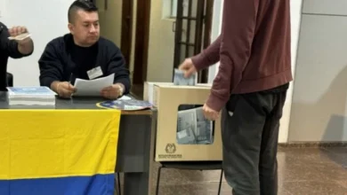 Imagen de una urna electoral con la bandera de Colombia
