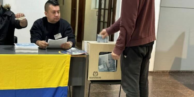 Imagen de una urna electoral con la bandera de Colombia