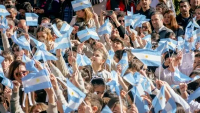 Estudiantes en una escuela cordobesa viendo un partido de fútbol